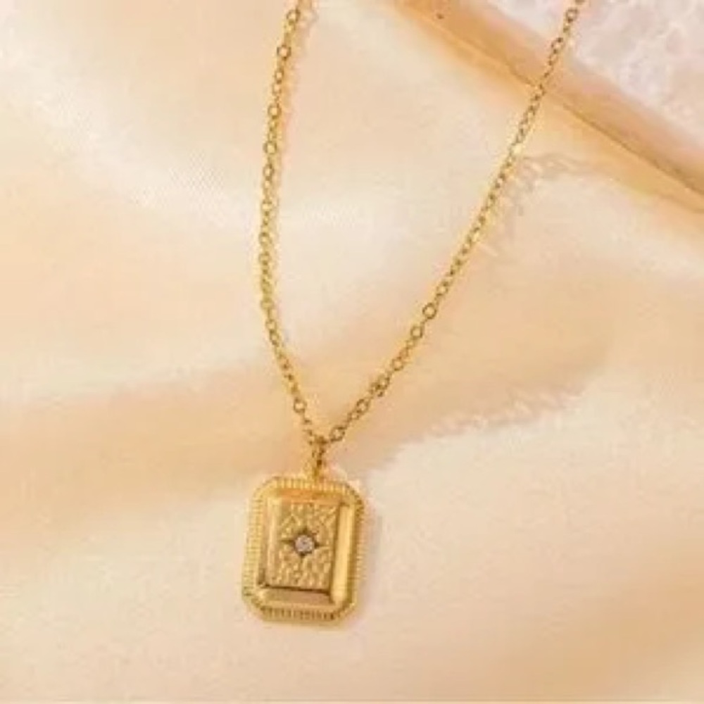 Elegant Gold Pendant Necklace